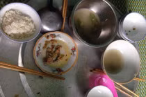 Mâm cơm mẹ chồng để phần khiến con dâu ức trào nước mắt