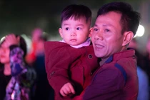 Hình ảnh đầy cảm xúc của người dân trong thời khắc giao thừa