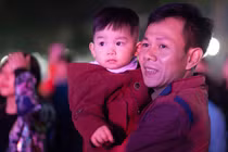 Hình ảnh đầy cảm xúc của người dân trong thời khắc giao thừa