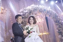 Đám cưới "dát vàng" của cặp đôi gặp 2 lần đã muốn cưới