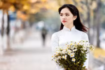 "Con chồng ngỗ ngược" Hà Anh đượm buồn trên phố đông