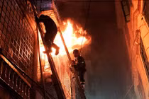 Cận cảnh khói lửa nhà cháy trong đêm, 2 mẹ con tử vong ở HN