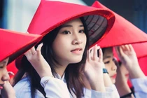 Cô gái mặc áo dài cực đẹp trên phố đi bộ TP HCM