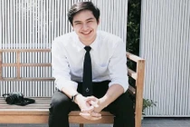 Lộ diện "soái ca áo trắng" có nụ cười thiên thần