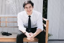 Lộ diện "soái ca áo trắng" có nụ cười thiên thần