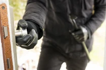 Bị tóm vì cưỡng hiếp xong còn bắt nạn nhân viết séc