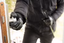 Bị tóm vì cưỡng hiếp xong còn bắt nạn nhân viết séc