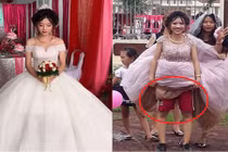 Cô dâu mặc quần đùi bì bõm lội bùn, đội mưa ngày cưới