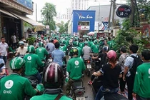 Hàng trăm lái xe Grab tụ tập gây ùn tắc cả tuyến phố