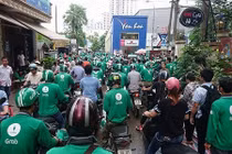 Hàng trăm lái xe Grab tụ tập gây ùn tắc cả tuyến phố
