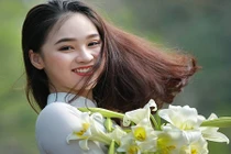 Nữ sinh gây thương nhớ với nụ cười bên hoa loa kèn