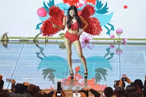 Tuyết rơi, mẫu trẻ vẫn diện bikini giữa trung tâm thương mại