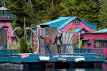 Ngưỡng mộ đôi vợ chồng sống "lạc trôi", sướng như ở thiên đường