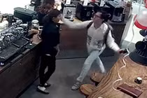 Khánh Casa xin lỗi sau vụ tát nữ nhân viên bán máy cafe