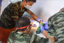 Giải cứu người đàn ông TQ bị kẹt “của quý” trong cờ-lê