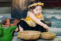 "Bé gái bụng bự" mặc yếm vàng đón xuân đốn tim dân mạng