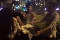 Bức xúc nhóm thanh niên xịt bọt tuyết vào mặt người đi đường