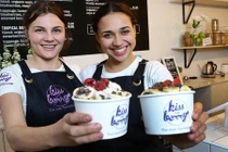 Cô gái trẻ bỏ học để đi bán kem kiếm hàng triệu USD