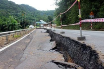 Cận cảnh quốc lộ nghìn tỷ nứt toác kéo dài ở Thanh Hóa 