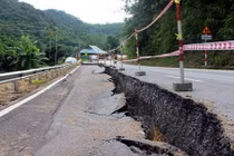 Cận cảnh quốc lộ nghìn tỷ nứt toác kéo dài ở Thanh Hóa 