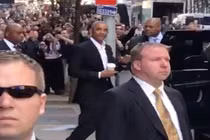 Obama xuất hiện gây náo loạn đường phố New York