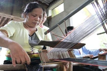 Phận má hồng xứ Mường “đánh liều” với nghề dệt thổ cẩm