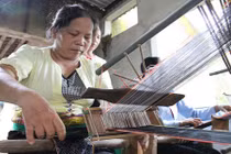 Phận má hồng xứ Mường “đánh liều” với nghề dệt thổ cẩm