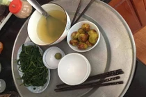 Mâm cơm rau muống đãi vợ tương lai khiến chị em "khóc thét"