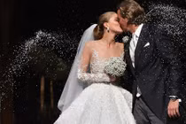 Tiểu thư 9X diện váy cưới đính 500.000 viên pha lê