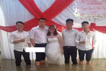 Vừa thương vừa buồn cười trước cảnh đám cưới ngày mưa bão