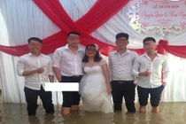 Vừa thương vừa buồn cười trước cảnh đám cưới ngày mưa bão