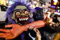 Giới trẻ đổ ra đường Sài Gòn đón Halloween