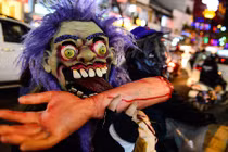 Giới trẻ đổ ra đường Sài Gòn đón Halloween