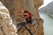 Run rẩy đi qua “con đường đế vương” cheo leo trên vách núi