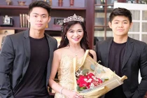 Bà mẹ 50 tuổi trẻ trung như bạn của con trai