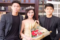 Bà mẹ 50 tuổi trẻ trung như bạn của con trai