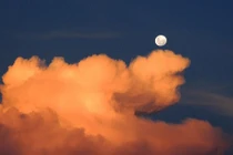 Giải mã hiện tượng mặt trăng “thơ thẩn trên trời” vào ban ngày