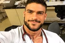 Nam y tá quyến rũ nhất hành tinh là ai?