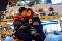 Đêm Valentine rộn rã ở trung tâm thành phố