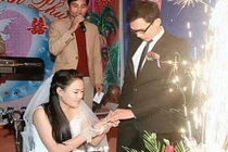 Thầy giáo xứ Thanh bất chấp để cưới cô gái liệt hai chân