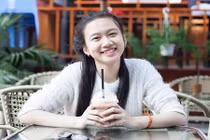 Ảnh đời thường dễ thương của 9X tặng hoa thủ tướng Canada