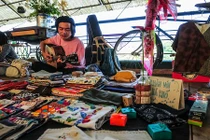 Kỳ lạ khu chợ bán đồ người yêu cũ ở Hà Nội