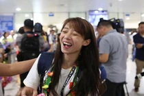 Cô gái vàng Dương Thúy Vi rạng rỡ trong ngày trở về