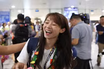Cô gái vàng Dương Thúy Vi rạng rỡ trong ngày trở về