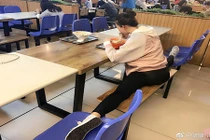 Nữ sinh vừa ăn vừa xoạc chân hot nhất trên mạng 