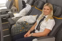 Một ngày của nữ phi công 26 tuổi lái máy bay đường dài
