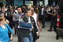 Cảnh sát người Mỹ gốc Việt thoát chết thần kỳ dù bị bắn nhiều phát