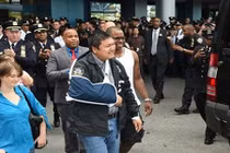 Cảnh sát người Mỹ gốc Việt thoát chết thần kỳ dù bị bắn nhiều phát