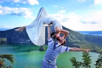 Chơi trội, cặp đôi tổ chức đám cưới 100 lần trong 2 năm