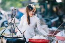 Nữ sinh Huế xinh đẹp bên gánh hàng rong bất ngờ nổi tiếng